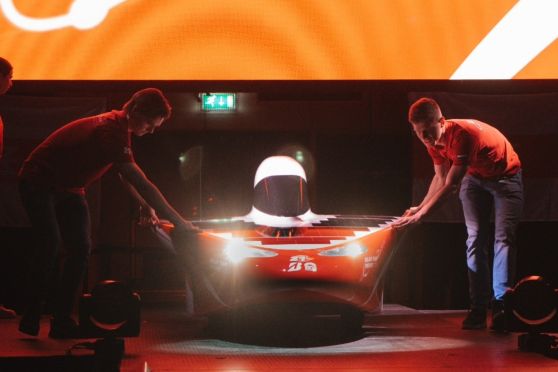 Onthulling van de nieuwe zonne-auto van Solar Team Twente 2025